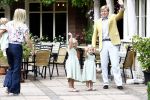Wassenaar 11 juli 2008
Foto uurtje met prinses Maxima Prins Willem Alexander  en hun dochters Prinses Amalia Prinses Alexia en Prinses Ariane . 
Ze komen aanrijden in bakfiets.