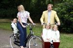 Wassenaar 11 juli 2008
Foto uurtje met prinses Maxima Prins Willem Alexander  en hun dochters Prinses Amalia Prinses Alexia en Prinses Ariane . 
Ze komen aanrijden in bakfiets.