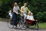 Wassenaar 11 juli 2008
Foto uurtje met prinses Maxima Prins Willem Alexander  en hun dochters Prinses Amalia Prinses Alexia en Prinses Ariane . 
Ze komen aanrijden in bakfiets.