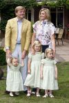Wassenaar 11 juli 2008
Foto uurtje met prinses Maxima Prins Willem Alexander  en hun dochters Prinses Amalia Prinses Alexia en Prinses Ariane . 
Ze komen aanrijden in bakfiets.