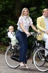 Wassenaar 11 juli 2008
Foto uurtje met prinses Maxima Prins Willem Alexander  en hun dochters Amalia Alexia en Ariane . Ze komen aanrijden in bakfiets.
Peter Smulders bv