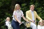 Wassenaar 11 juli 2008
Foto uurtje met prinses Maxima Prins Willem Alexander  en hun dochters Prinses Amalia Prinses Alexia en Prinses Ariane . 
Ze komen aanrijden in bakfiets.