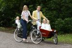 Wassenaar 11 juli 2008
Foto uurtje met prinses Maxima Prins Willem Alexander  en hun dochters Prinses Amalia Prinses Alexia en Prinses Ariane . 
Ze komen aanrijden in bakfiets.