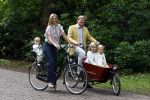 Wassenaar 11 juli 2008
Foto uurtje met prinses Maxima Prins Willem Alexander  en hun dochters Amalia Alexia en Ariane . Ze komen aanrijden in bakfiets.
Peter Smulders bv