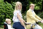 Wassenaar 11 juli 2008
Foto uurtje met prinses Maxima Prins Willem Alexander  en hun dochters Amalia Alexia en Ariane . Ze komen aanrijden in bakfiets.
Peter Smulders bv