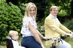 Wassenaar 11 juli 2008
Foto uurtje met prinses Maxima Prins Willem Alexander  en hun dochters Amalia Alexia en Ariane . Ze komen aanrijden in bakfiets.
Peter Smulders bv