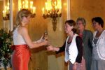 Den Haag 12 mei 2009
Prinses Maxima reikt de appeltjes van oranje uit op paleis Noordeinde.
Koningin Beatrix en Prins Willem Alexander zijn daarbij aanwezig.
Peter Smulders bv