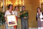 Den Haag 12 mei 2009
Prinses Maxima reikt de appeltjes van oranje uit op paleis Noordeinde.
Koningin Beatrix en Prins Willem Alexander zijn daarbij aanwezig.
Peter Smulders bv