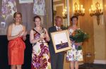 Den Haag 12 mei 2009
Prinses Maxima reikt de appeltjes van oranje uit op paleis Noordeinde.
Koningin Beatrix en Prins Willem Alexander zijn daarbij aanwezig.
Peter Smulders bv