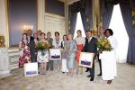Den Haag 12 mei 2009
Prinses Maxima reikt de appeltjes van oranje uit op paleis Noordeinde.
Koningin Beatrix en Prins Willem Alexander zijn daarbij aanwezig.
Peter Smulders bv