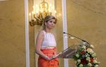 Den Haag 12 mei 2009
Prinses Maxima reikt de appeltjes van oranje uit op paleis Noordeinde.
Koningin Beatrix en Prins Willem Alexander zijn daarbij aanwezig.
Peter Smulders bv
