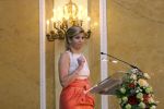 Den Haag 12 mei 2009
Prinses Maxima reikt de appeltjes van oranje uit op paleis Noordeinde.
Koningin Beatrix en Prins Willem Alexander zijn daarbij aanwezig.
Peter Smulders bv