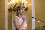 Den Haag 12 mei 2009
Prinses Maxima reikt de appeltjes van oranje uit op paleis Noordeinde.
Koningin Beatrix en Prins Willem Alexander zijn daarbij aanwezig.
Peter Smulders bv