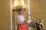 Den Haag 12 mei 2009
Prinses Maxima reikt de appeltjes van oranje uit op paleis Noordeinde.
Koningin Beatrix en Prins Willem Alexander zijn daarbij aanwezig.
Peter Smulders bv