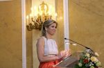 Den Haag 12 mei 2009
Prinses Maxima reikt de appeltjes van oranje uit op paleis Noordeinde.
Koningin Beatrix en Prins Willem Alexander zijn daarbij aanwezig.
Peter Smulders bv