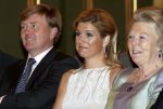 Den Haag 12 mei 2009
Prinses Maxima reikt de appeltjes van oranje uit op paleis Noordeinde.
Koningin Beatrix en Prins Willem Alexander zijn daarbij aanwezig.
Peter Smulders bv