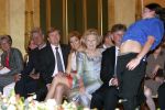 Den Haag 12 mei 2009
Prinses Maxima reikt de appeltjes van oranje uit op paleis Noordeinde.
Koningin Beatrix en Prins Willem Alexander zijn daarbij aanwezig.
Peter Smulders bv
