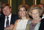 Den Haag 12 mei 2009
Prinses Maxima reikt de appeltjes van oranje uit op paleis Noordeinde.
Koningin Beatrix en Prins Willem Alexander zijn daarbij aanwezig.
Peter Smulders bv