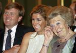 Den Haag 12 mei 2009
Prinses Maxima reikt de appeltjes van oranje uit op paleis Noordeinde.
Koningin Beatrix en Prins Willem Alexander zijn daarbij aanwezig.
Peter Smulders bv
