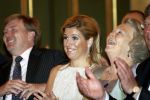 Den Haag 12 mei 2009
Prinses Maxima reikt de appeltjes van oranje uit op paleis Noordeinde.
Koningin Beatrix en Prins Willem Alexander zijn daarbij aanwezig.
Peter Smulders bv