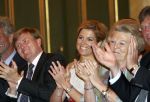 Den Haag 12 mei 2009
Prinses Maxima reikt de appeltjes van oranje uit op paleis Noordeinde.
Koningin Beatrix en Prins Willem Alexander zijn daarbij aanwezig.
Peter Smulders bv