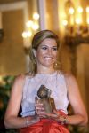 Den Haag 12 mei 2009
Prinses Maxima reikt de appeltjes van oranje uit op paleis Noordeinde.
Koningin Beatrix en Prins Willem Alexander zijn daarbij aanwezig.
Peter Smulders bv