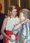 Den Haag 12 mei 2009
Prinses Maxima reikt de appeltjes van oranje uit op paleis Noordeinde.
Koningin Beatrix en Prins Willem Alexander zijn daarbij aanwezig.
Peter Smulders bv