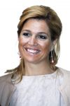 Den Haag 12 mei 2009
Prinses Maxima reikt de appeltjes van oranje uit op paleis Noordeinde.
Koningin Beatrix en Prins Willem Alexander zijn daarbij aanwezig.
Peter Smulders bv