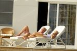 Curacao 13 augustus 2002
Prins Willem Alexander en Maxima aan het zonnen bij hun appartement