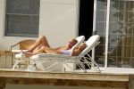 Curacao 13 augustus 2002
Prins Willem Alexander en Maxima aan het zonnen bij hun appartement