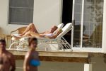 Curacao 13 augustus 2002
Prins Willem Alexander en Maxima aan het zonnen bij hun appartement