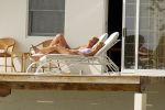Curacao 13 augustus 2002
Prins Willem Alexander en Maxima aan het zonnen bij hun appartement