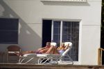 Curacao 13 augustus 2002
Prins Willem Alexander en Maxima aan het zonnen bij hun appartement