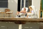 Curacao 13 augustus 2002
Prins Willem Alexander en Maxima aan het zonnen bij hun appartement