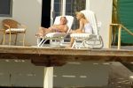Curacao 13 augustus 2002
Prins Willem Alexander en Maxima aan het zonnen bij hun appartement