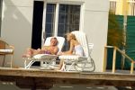 Curacao 13 augustus 2002
Prins Willem Alexander en Maxima aan het zonnen bij hun appartement