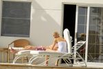 Curacao 13 augustus 2002
Prins Willem Alexander en Maxima aan het zonnen bij hun appartement
