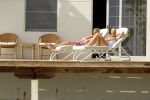 Curacao 13 augustus 2002
Prins Willem Alexander en Maxima aan het zonnen bij hun appartement