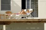 Curacao 13 augustus 2002
Prins Willem Alexander en Maxima aan het zonnen bij hun appartement