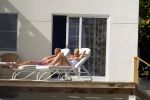 Curacao 13 augustus 2002
Prins Willem Alexander en Maxima aan het zonnen bij hun appartement