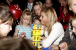Mdedemblik 17 oktober 2007
Prinses Maxima  bezoekt de Jumbo speelgoed fabriek en doet werk achter de lopende band. Ook speelt ze met kinderen mens erger je niet.