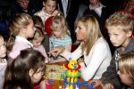 Mdedemblik 17 oktober 2007
Prinses Maxima  bezoekt de Jumbo speelgoed fabriek en doet werk achter de lopende band. Ook speelt ze met kinderen mens erger je niet.