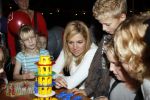 Mdedemblik 17 oktober 2007
Prinses Maxima  bezoekt de Jumbo speelgoed fabriek en doet werk achter de lopende band. Ook speelt ze met kinderen mens erger je niet.