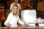 Mdedemblik 17 oktober 2007
Prinses Maxima  bezoekt de Jumbo speelgoed fabriek en doet werk achter de lopende band. Ook speelt ze met kinderen mens erger je niet.