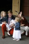 Den Haag 26 juni 2007
Fotomoment met Prins Willem Alexander Maxima Prinses Amalia Alexia en Ariane bij de koninklijke stallen. Prinses Alexia viert haar 2e verjaardag.