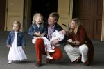 Den Haag 26 juni 2007
Fotomoment met Prins Willem Alexander Maxima Prinses Amalia Alexia en Ariane bij de koninklijke stallen. Prinses Alexia viert haar 2e verjaardag.