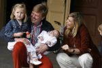 Den Haag 26 juni 2007
Fotomoment met Prins Willem Alexander Maxima Prinses Amalia Alexia en Ariane bij de koninklijke stallen. Prinses Alexia viert haar 2e verjaardag.