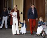 Den Haag 26 juni 2007
Fotomoment met Prins Willem Alexander Maxima Prinses Amalia Alexia en Ariane bij de koninklijke stallen. Prinses Alexia viert haar 2e verjaardag.