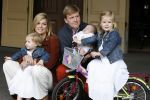 Den Haag 26 juni 2007
Fotomoment met Prins Willem Alexander Maxima Prinses Amalia Alexia en Ariane bij de koninklijke stallen. Prinses Alexia viert haar 2e verjaardag.