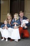 Den Haag 26 juni 2007
Fotomoment met Prins Willem Alexander Maxima Prinses Amalia Alexia en Ariane bij de koninklijke stallen. Prinses Alexia viert haar 2e verjaardag.